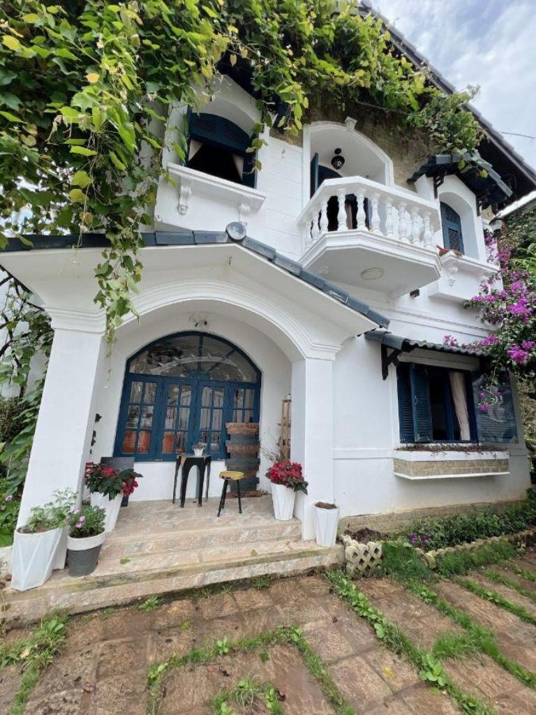 Chái Nho - Homestay & Villa là một biệt thự cổ điển mang phong cách Bắc Âu đặc trưng, được trang trí bằng tông màu trắng sang trọng trên toàn bộ ngôi nhà.