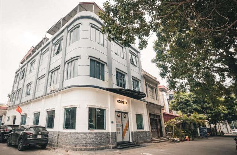 MOTOGO Hostel gần sân bay Nội Bài - không gian nghỉ dưỡng 3 tầng rộng rãi với đầy đủ các dịch vụ tiện ích đi kèm.