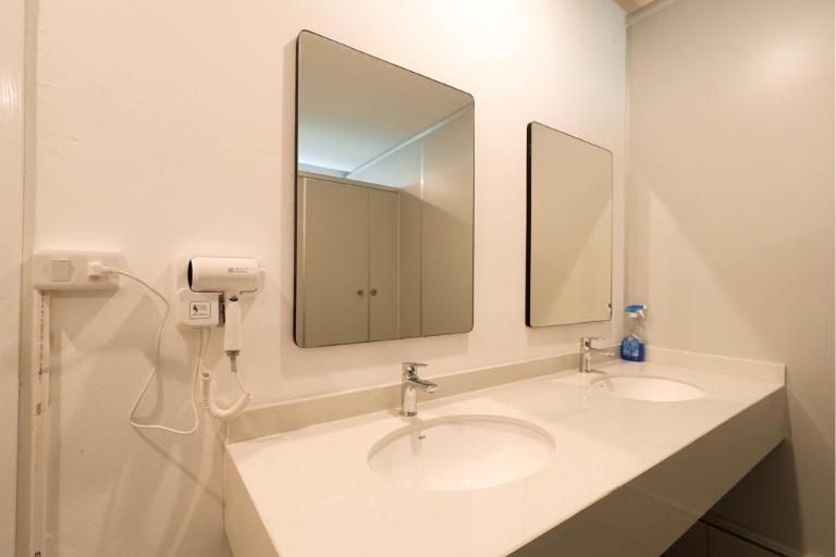 Phòng tắm tại MOTOGO Hostel sạch sẽ, miễn phí sử dụng cho quý khách. 