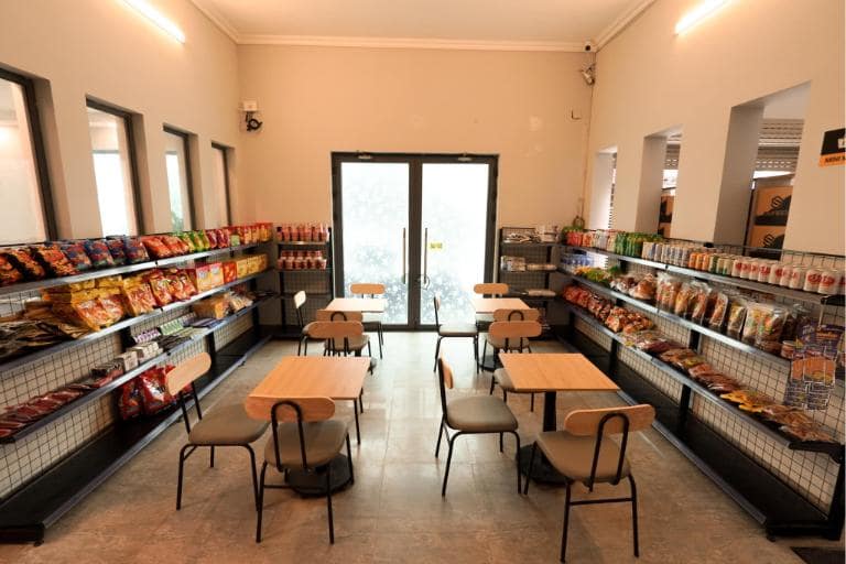 Khu vực minimart cung cấp các đồ ăn nhanh, thực phẩm khô giá rẻ cho khách du lịch. (nguồn: internet) 