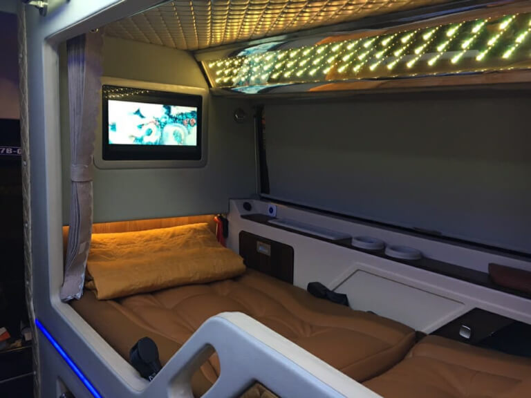 Mỗi khoang xe đều được trang bị 1 màn hình led, có rèm che riêng tư.