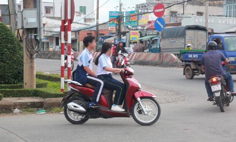 nhung-loi-vi-pham-giao-thong-pho-bien-cua-khach-du-lich-di-xe-may-o-ha-noi