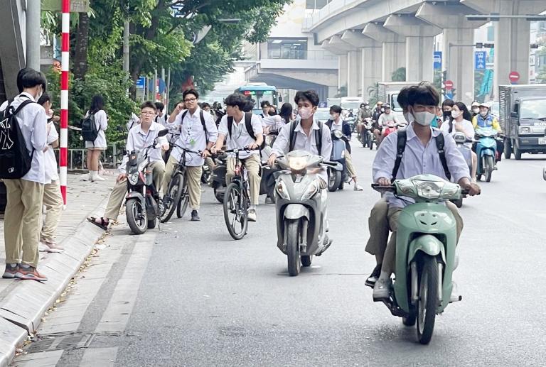 nhung-moi-nguy-hiem-thuong-gap-va-cach-phong-tranh-khi-di-xe-may-o-ha-noi