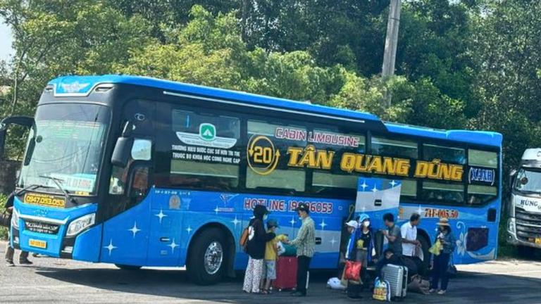 Nhà xe Tân Quang Dũng còn ghi điểm bởi thái độ phục vụ tận tình của nhân viên và tài xế.
