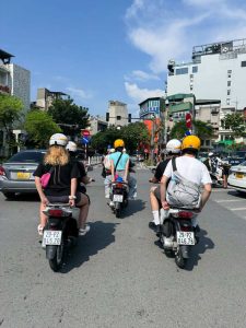 Tour xe máy Bát Tràng: Về làng gốm, chạm nét tinh hoa