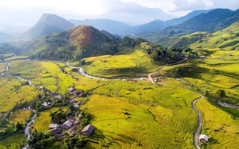 Thung lũng ruộng bậc thang uốn lượn bên sườn đồi