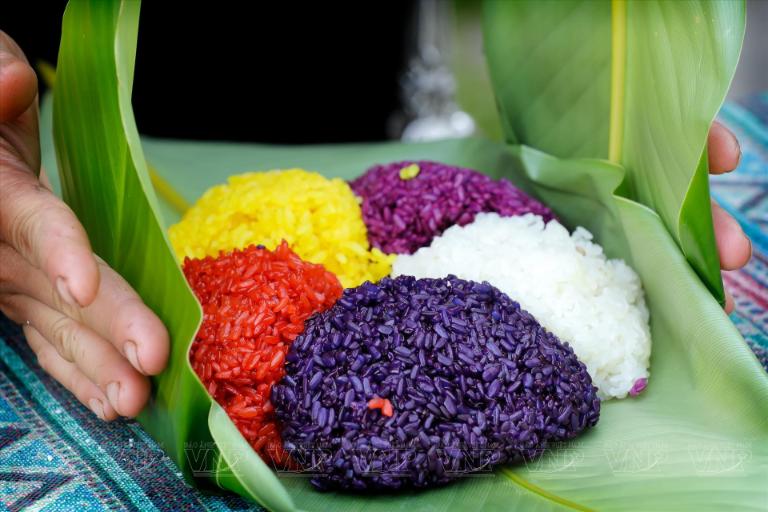Xôi ngũ sắc – món ăn không thể thiếu trong mâm cỗ Tết của người dân tộc Thái, Tày, Nùng.