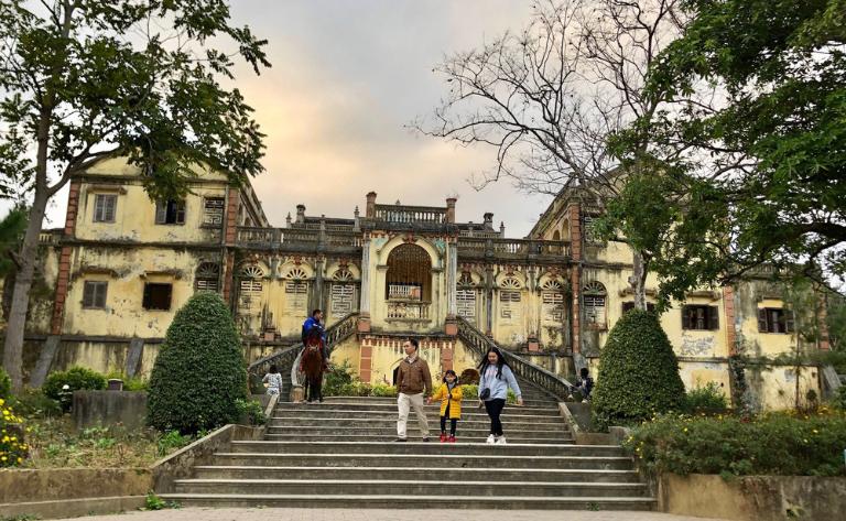 Dinh Hoàng A Tưởng mang lối kiến trúc Á – Âu độc đáo, như một lâu đài cổ giữa núi rừng Tây Bắc.