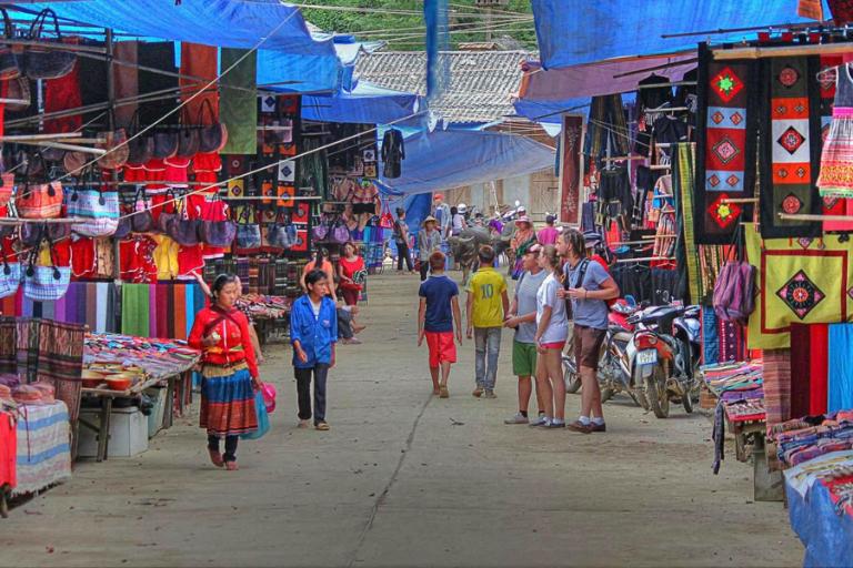 Chợ phiên Bắc Hà là nơi giao lưu văn hóa lớn nhất của đồng bào dân tộc vùng cao