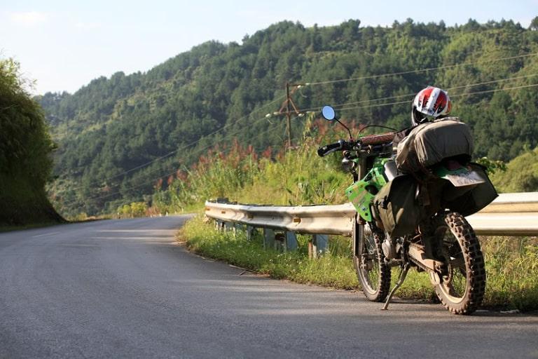 Đường đèo quanh co, thung lũng sâu thẳm, những con dốc khúc khuỷu