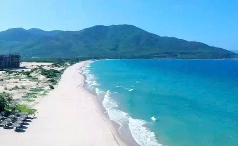 Bãi Dài – một trong những bãi biển đẹp nhất Cam Ranh – là điểm lý tưởng để bạn dừng chân thư giãn.