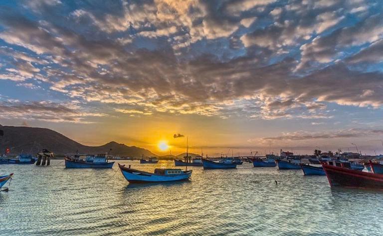 Dậy tầm 5h30 – 6h để ngắm bình minh từ biển Ninh Chữ