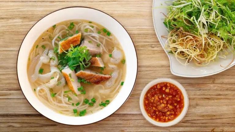 Bánh canh chả cá Cam Ranh – món ăn đơn giản nhưng “gây nghiện”.
