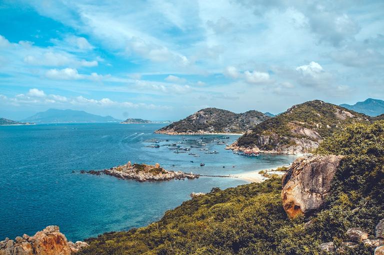 Vịnh Cam Ranh sở hữu vẻ đẹp non nước hữu tình, là điểm đến yêu thích của các phượt thủ