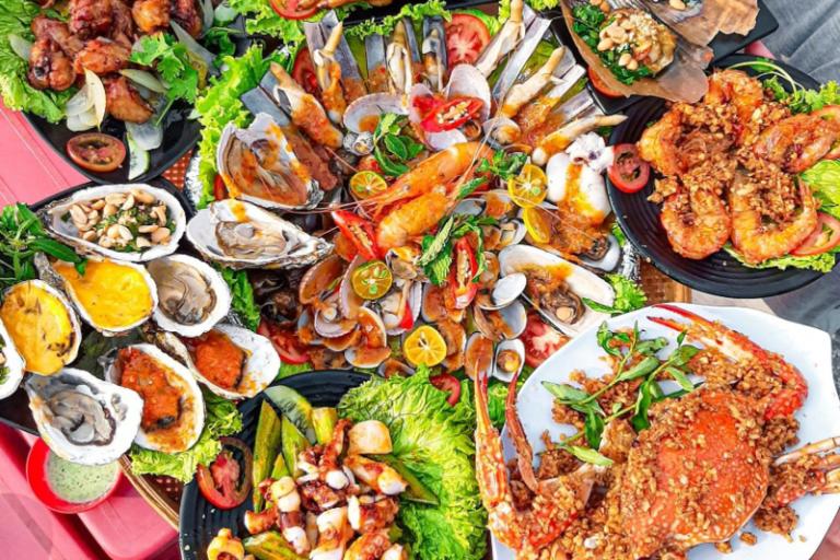 Khi đến Mũi Né, bạn sẽ như lạc vào một thiên đường ăn uống với đủ món từ bình dân đến đặc sản.