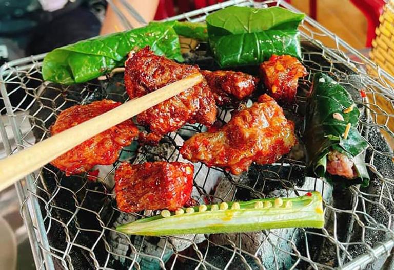 Món bò tơ nướng đá – vừa mềm, vừa đậm đà, vừa ấm bụng sau những giờ rong ruổi.