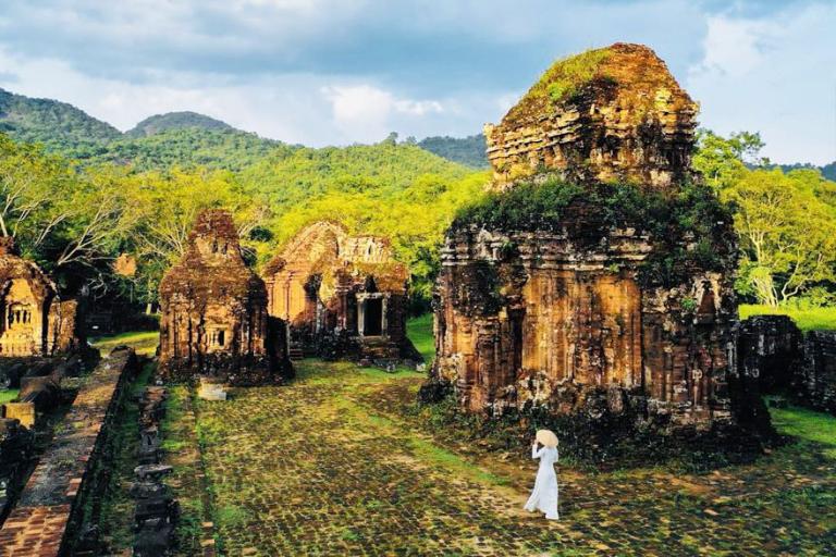 Các ngôi đền được xây bằng gạch nung, mang đậm sắc màu huyền bí và tâm linh