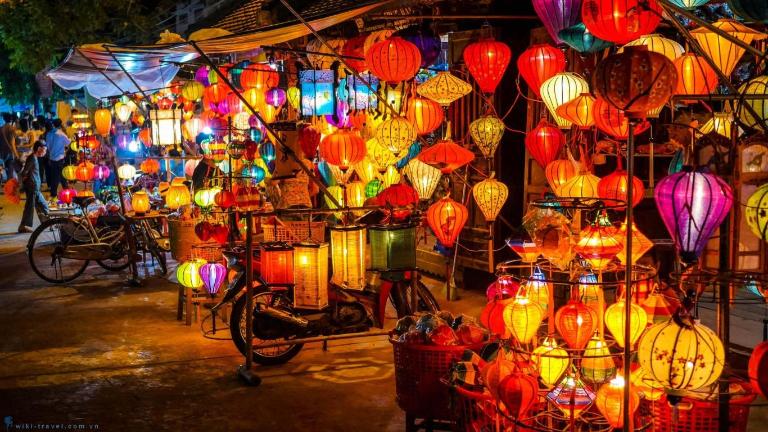 Chợ đêm Nguyễn Hoàng là thiên đường cho các tín đồ ăn vặt và săn đồ thủ công