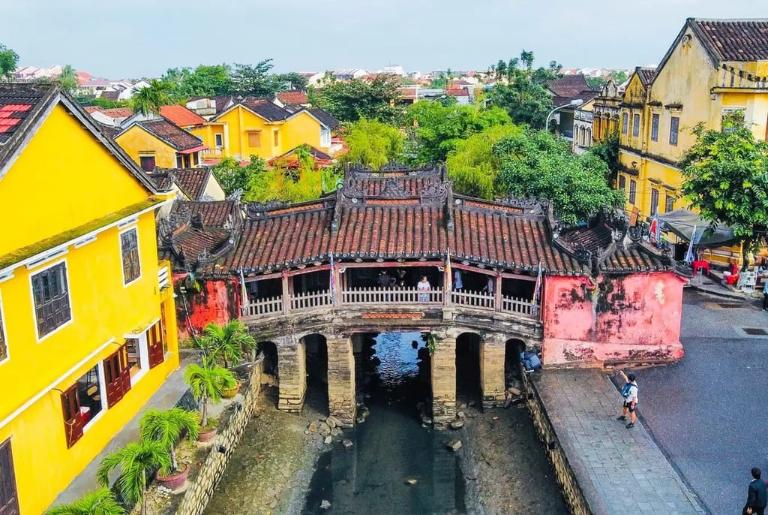Cây cầu gỗ cổ kính, mang nét kiến trúc Nhật – Việt kết hợp, vắt ngang một con kênh nhỏ