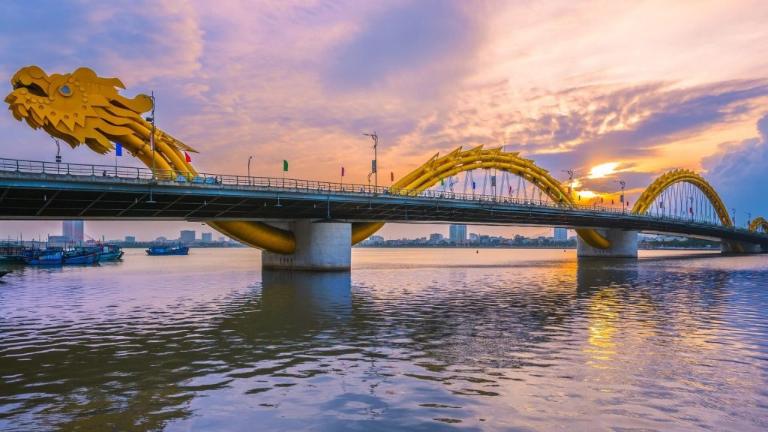 Nếu bạn bắt đầu hành trình từ Đà Nẵng, thì Cầu Rồng là nơi đầu tiên nên ghé qua.