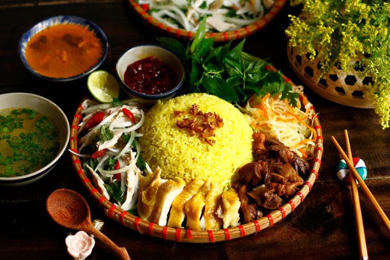 Vị ngon của Cơm gà Hội An nằm ở sự cân bằng giữa thanh và đậm, mềm và giòn.
