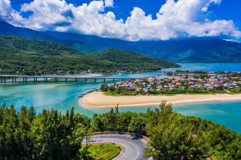 Vịnh Lăng Cô là một trong những vịnh biển đẹp nhất thế giới. 
