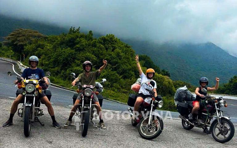 Đi xe máy qua đèo Hải Vân là một thử thách đáng giá, không dành cho những tay lái yếu tim. 
