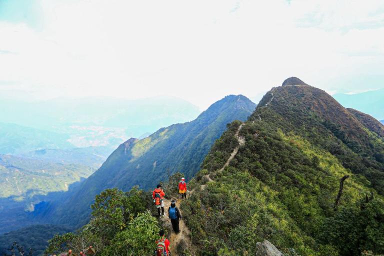 Mỏm đá “sống lưng khủng long” nhìn ra biển