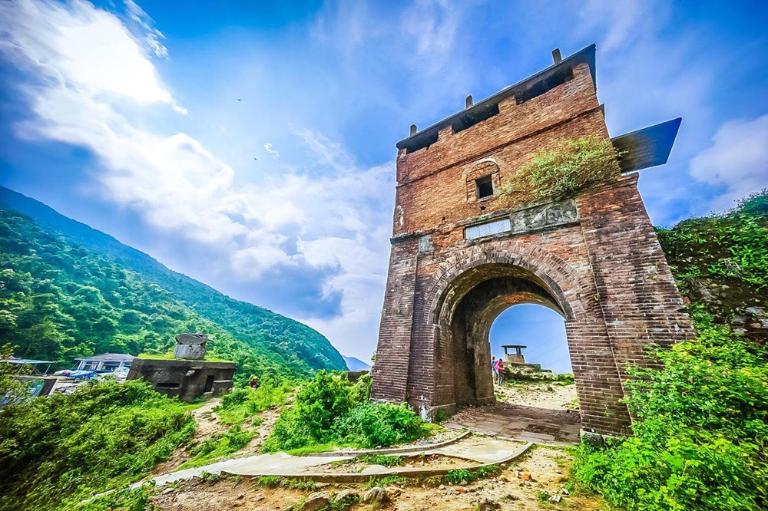 Hải Vân Quan là tàn tích còn sót lại từ thời vua Minh Mạng, từng là cổng thành canh giữ đèo Hải Vân