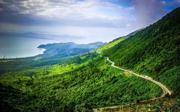 Đèo Hải Vân được mệnh danh là " thiên hạ đệ nhất hùng quan"