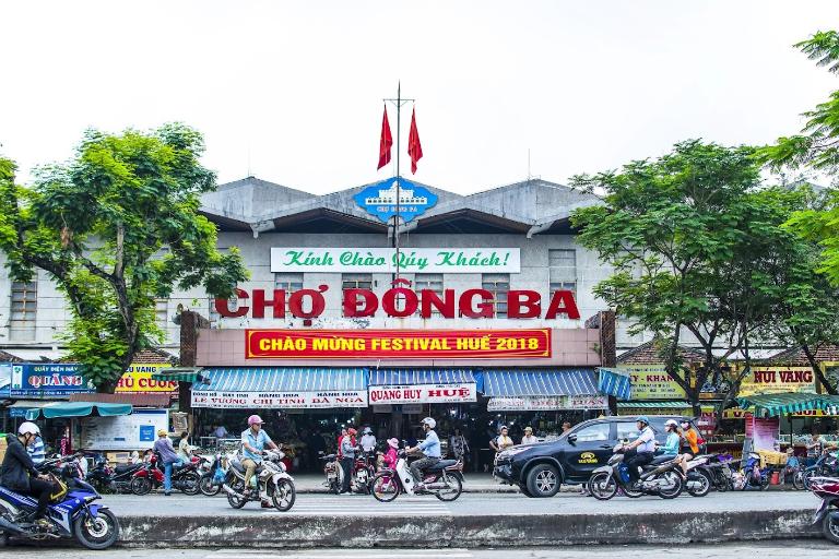 Đến chợ Đông Ba mua đặc sản Huế về làm quà