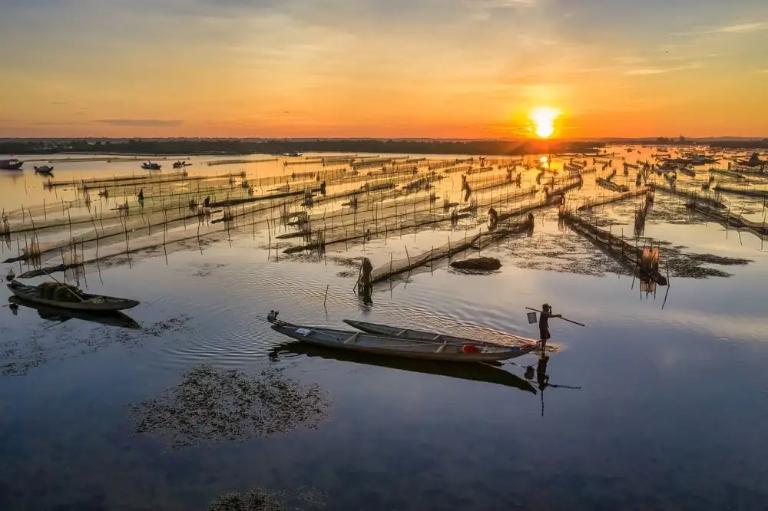 Ra biển hoặc ra đầm Lập An đón mặt trời mọc – cực kỳ thơ mộng.