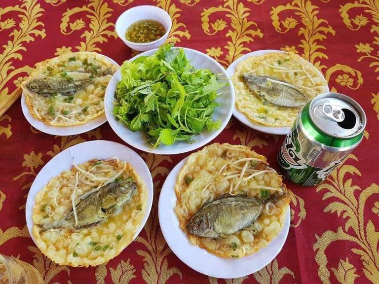 Ăn tối tại các quán bình dân, gọi lẩu hải sản, cá nướng, bánh khoái Lăng Cô.