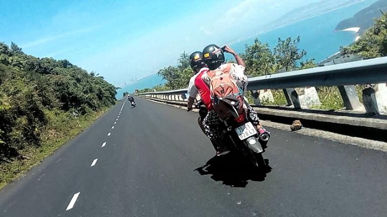 Miền Trung có nhiều khúc cua gắt nên cần cẩn thận trên đường đi