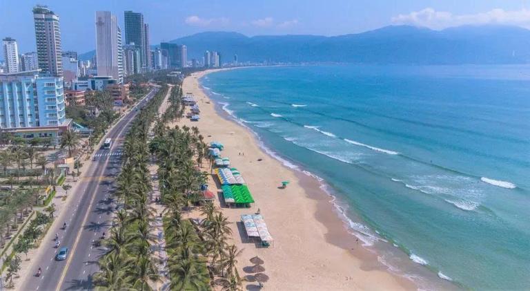 Mỹ Khê còn được tạp chí Forbes (Mỹ) bình chọn là một trong những bãi biển quyến rũ nhất hành tinh.