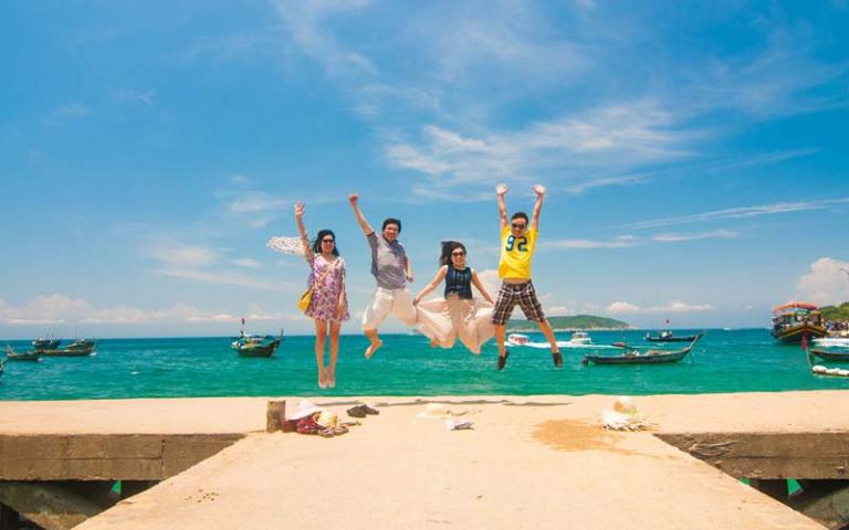 Biển còn rất hoang sơ, sóng nhẹ, thích hợp nghỉ dưỡng và thiền tịnh.