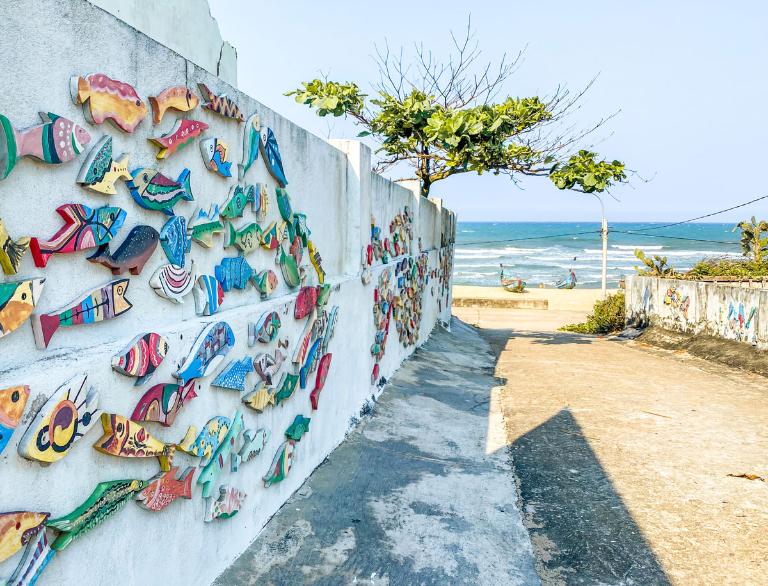 Những ngôi nhà nhỏ được “họa sĩ hóa” với đủ tranh vẽ sống động, ý nghĩa.