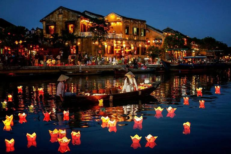 Thưởng thức đèn lồng phố cổ, thả hoa đăng trên sông Hoài.