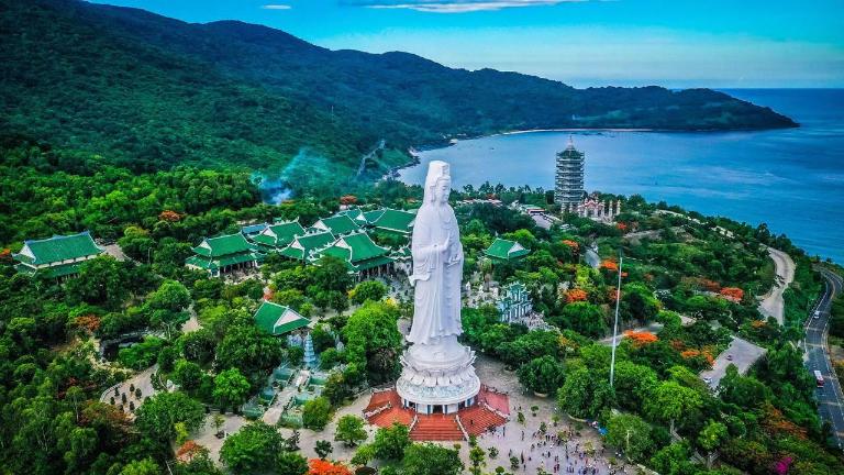 Ghé Bán đảo Sơn Trà – khám phá chùa Linh Ứng, tượng Phật Bà Quan Âm cao nhất Việt Nam.