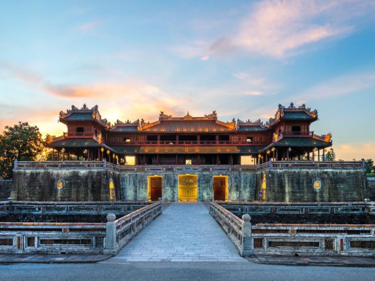 Miền Trung Việt Nam – một dải đất uốn lượn bên bờ biển Đông – được ví như “trái tim nắng gió” của cả nước.