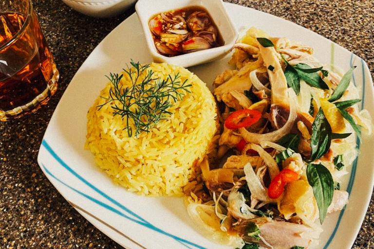 Cơm gà Bà Buội đại diện cho nét duyên ẩm thực phố cổ
