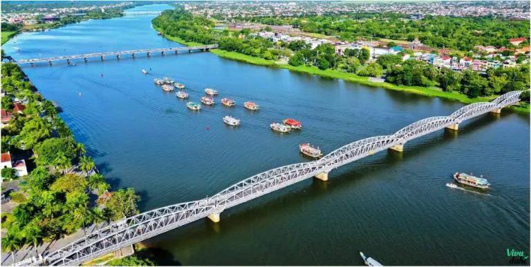 Dòng sông Hương hiền hòa chảy giữa lòng thành phố Huế, là nguồn cảm hứng thi ca suốt bao thế hệ.
