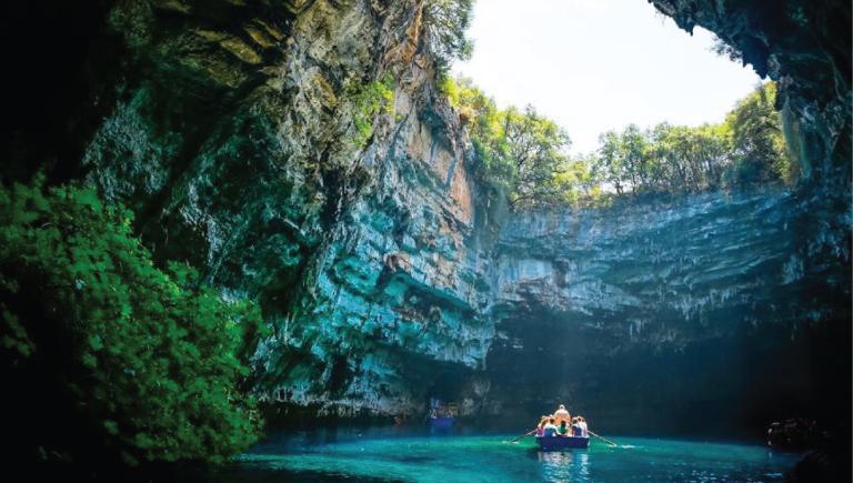 Tham quan hệ thống hang động đá vôi độc đáo, thạch nhũ lung linh huyền ảo ở động Phong Nha
