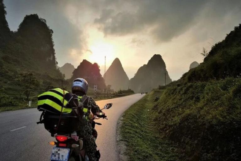 Tour xe máy không bị ràng buộc bởi lịch trình cố định như đi tour trọn gói. 