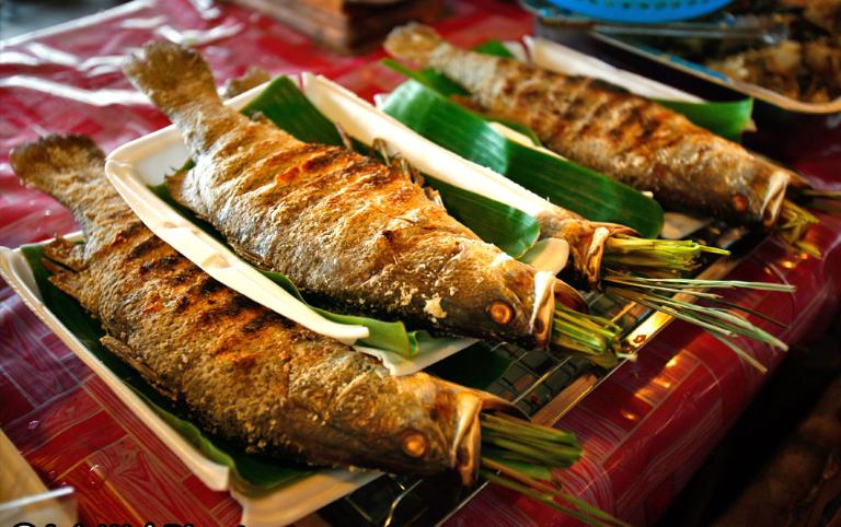 Đến Phong Nha mà không ăn cá suối nướng lá chuối thì tiếc lắm