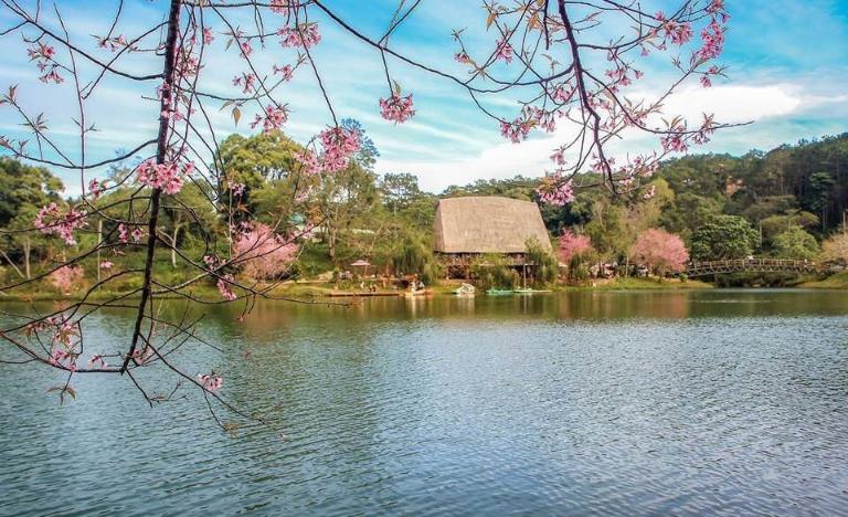 Tham quan hồ Đăk Ke, thuê xe đạp đôi hoặc đi bộ ven hồ. 