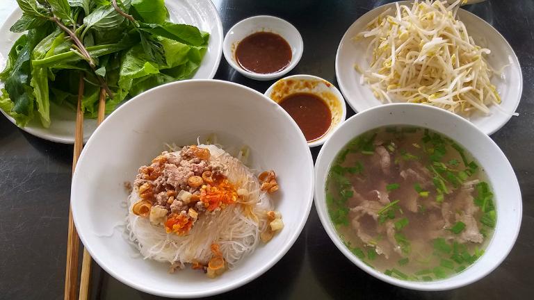 Mặc dù là món đặc sản của Gia Lai nhưng phở khô lại rất phổ biến ở Kon Tum.