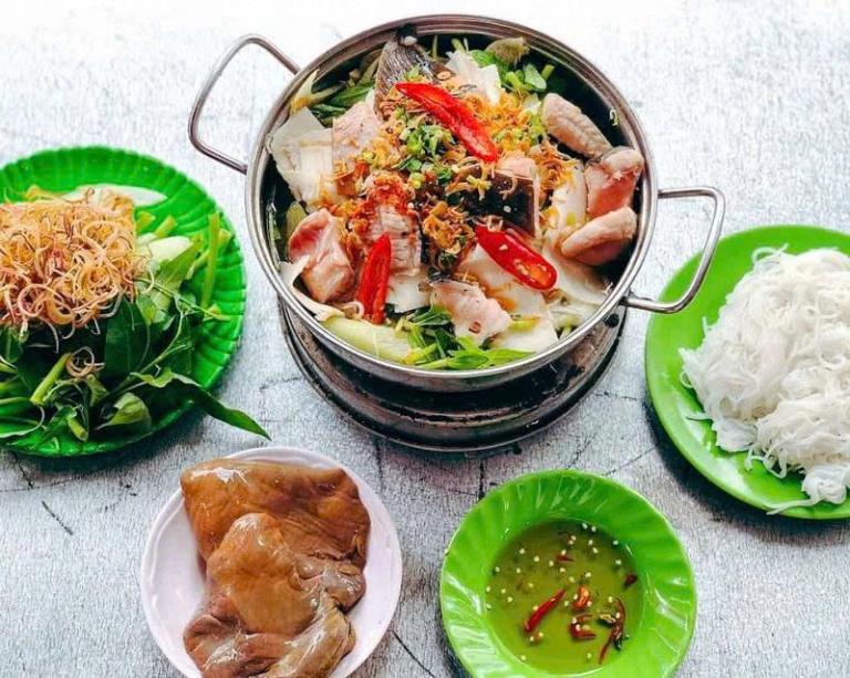 Vị chua chua cay cay, thịt cá đuối mềm thơm, ăn kèm bún tươi cực hợp vị.