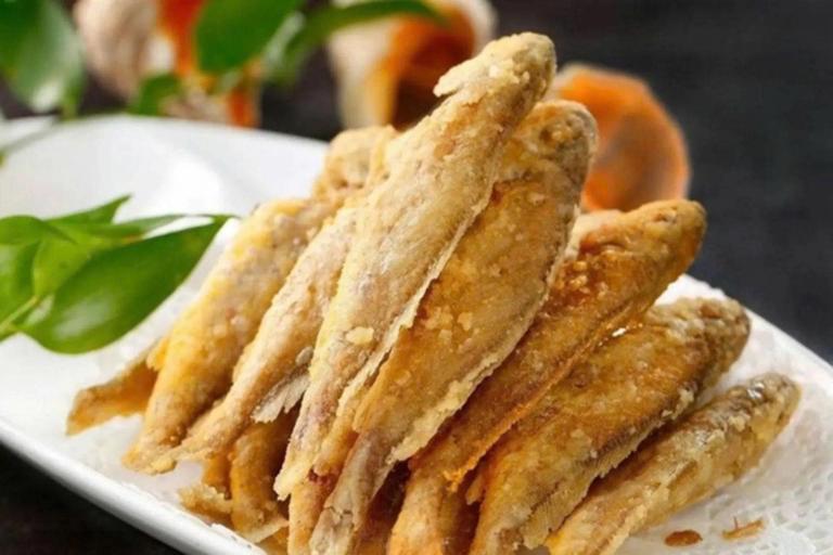 Cá đục chiên giòn là món ăn yêu thích ở Long Hải