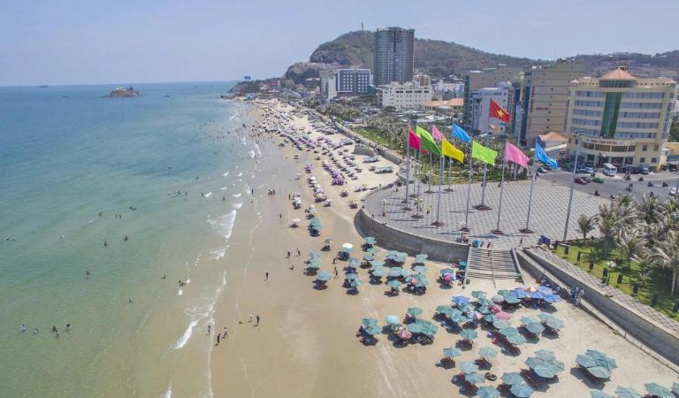 Hai bãi biển nổi tiếng nhất tại Vũng Tàu là Bãi Sau và Bãi Dứa – mỗi nơi mang một vẻ đẹp và phong cách riêng